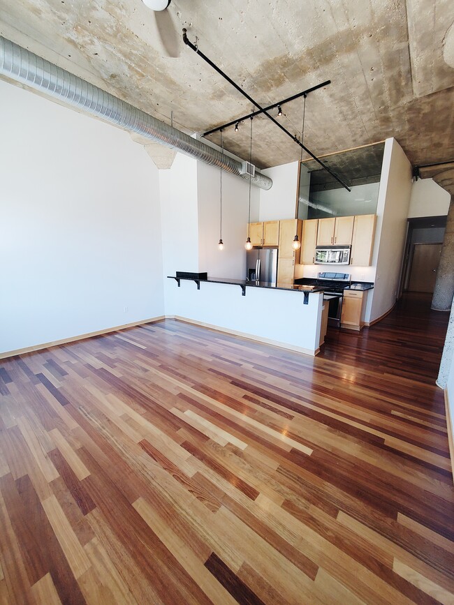 Building Photo - Stunning 1BED/1BATH Third Ward Condo