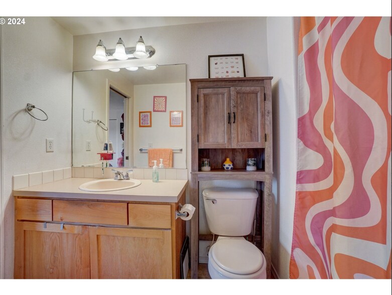 Bathroom - 11821 SE Pine St