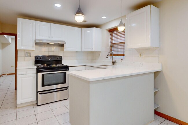 Building Photo - 4744 N Hermitage Ave