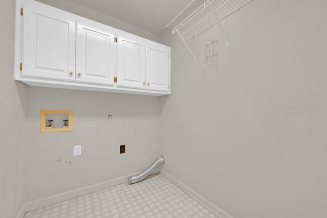 Building Photo - 2101 Fox Ridge Rd