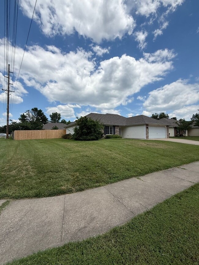 Building Photo - 3 bed 2 bath Home with fenced in backyard