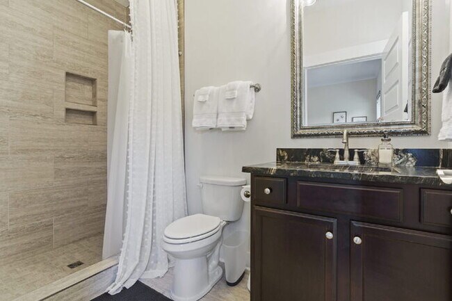 Building Photo - Luxurious 4-Bed Townhouse with Fireplace &...