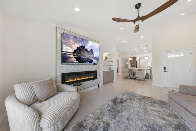 Building Photo - 269 Vista Royale Cir W