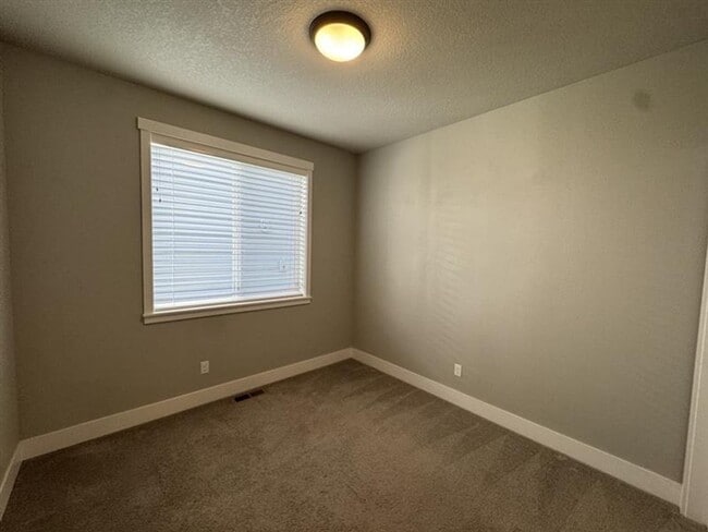 Building Photo - 6566 NE Rainsong Ln