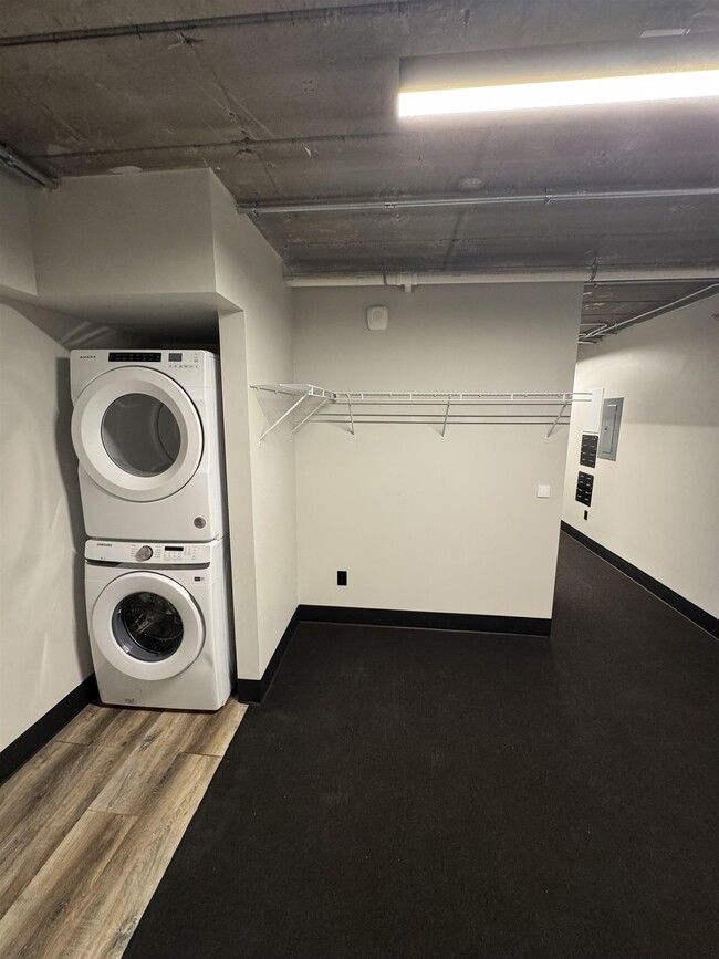 Building Photo - 826 W 8th St