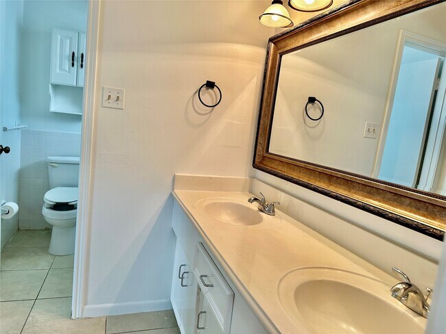 Building Photo - 10902 Olympia Dr