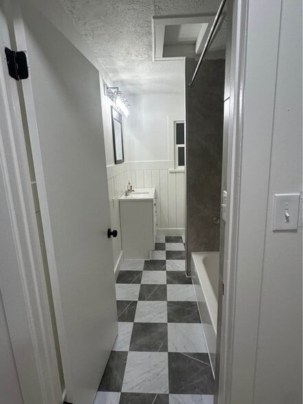 Building Photo - 2843 Grant Ave