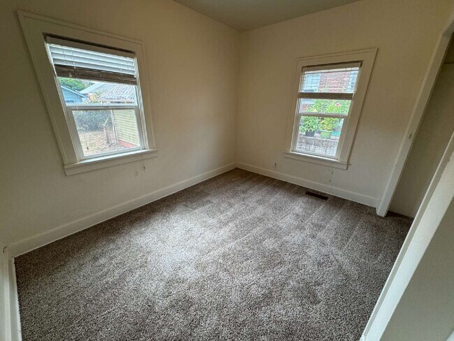 Building Photo - 3 Bedroom Home in Sellwood/Moreland.- Grea...