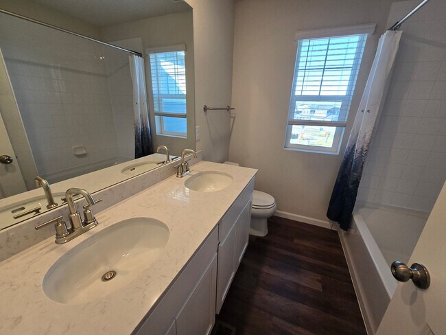 Building Photo - Like new 3 bedroom 2.5 bath with loft