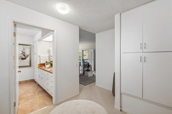 Building Photo - Elegant 2BR Condo with Golf Course Views i...
