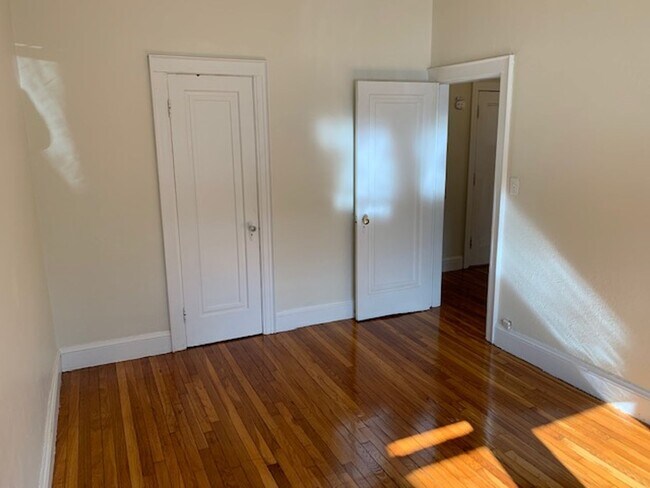 Building Photo - Charming, Sunny High Floor Flat Renovated kitchen Dishwasher, Very spacious, Ht Hw Inc NO FEE