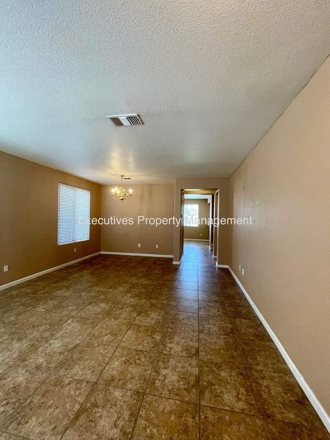 Building Photo - Available Now || 565 Peach Dr Chowchilla