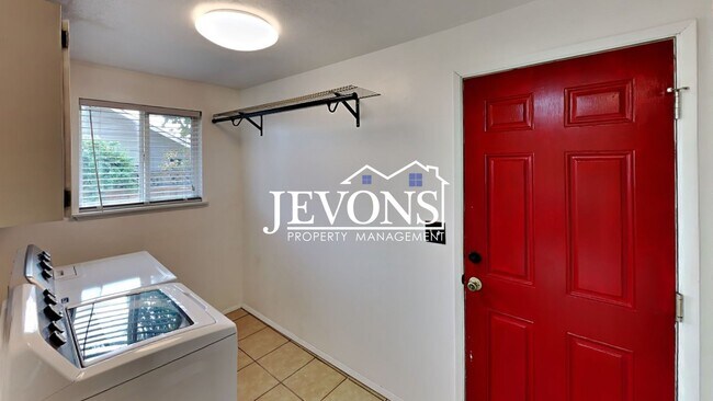 Building Photo - $900 Rent Credit | 3-bedroom single-family home near Randall Park with access to schools, shoppin...