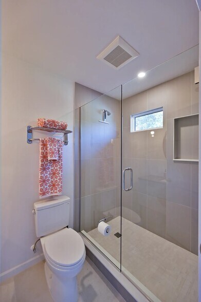 Building Photo - 2408 Hillview St