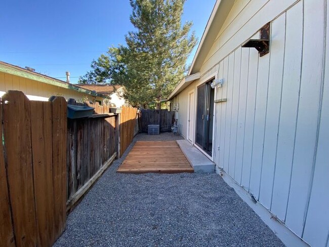 Building Photo - Charming Sparks Duplex - Yard/Garage/AC/1 Pet Friendly
