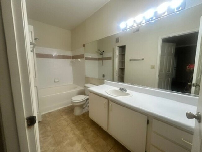 Building Photo - Third floor 1B/1B condo with balcony at Th...