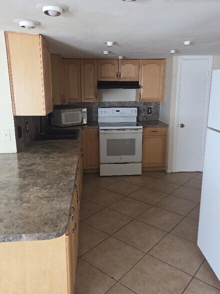Building Photo - 7225 Rosarian Dr