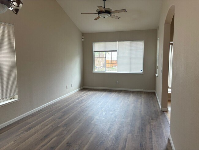 Building Photo - Close to ACE train, parks and school