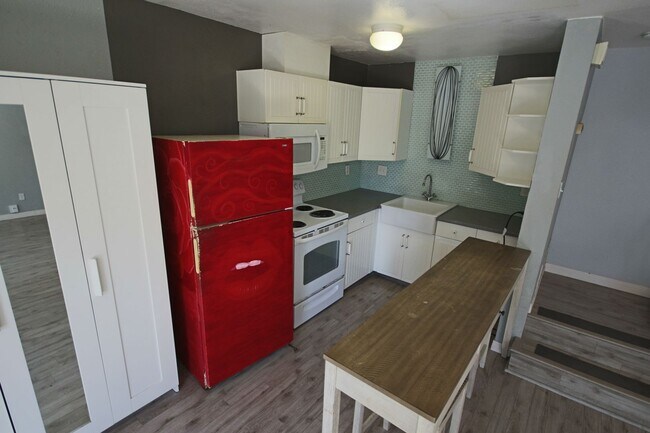 Building Photo - Large spacious 2 Bedroom in UTC