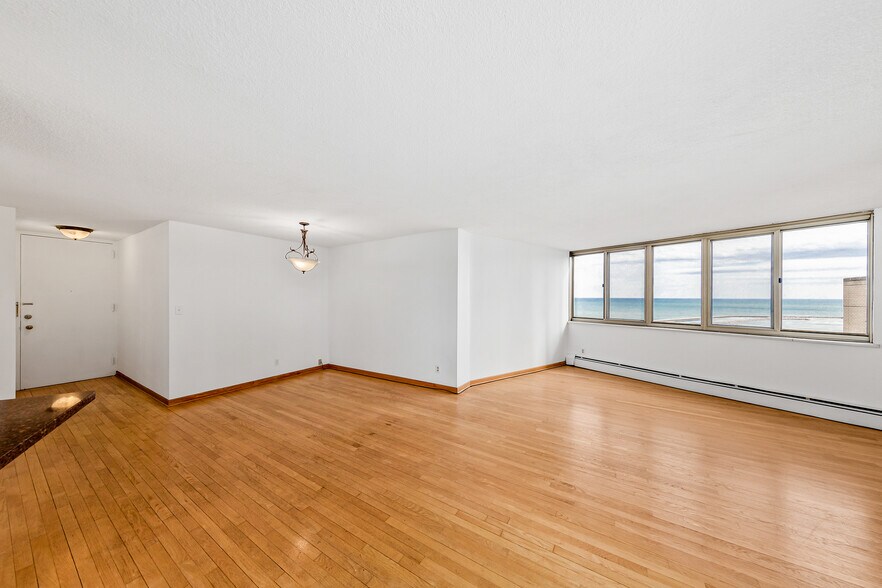 Building Photo - 1919 N Summit Ave