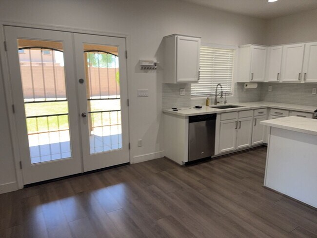 Building Photo - Beautifully updated 4 bedroom plus loft, 2...