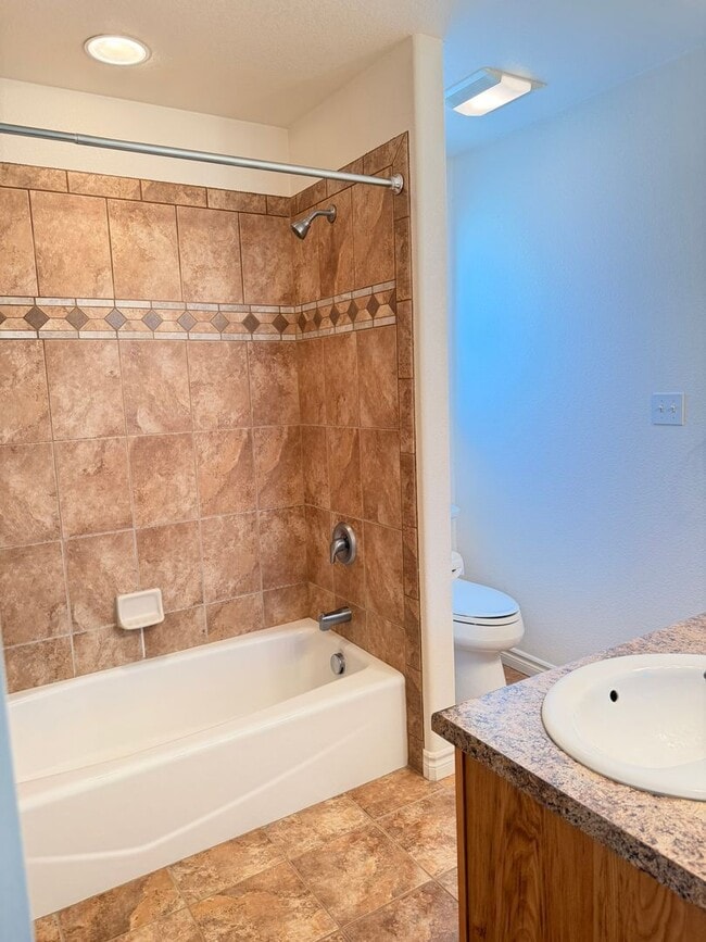 Building Photo - GORGEOUS 3Bed 2Bath 3Car Garage in NorthEast GJ!!!!!