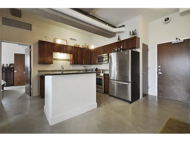 Building Photo - 800 Brazos St