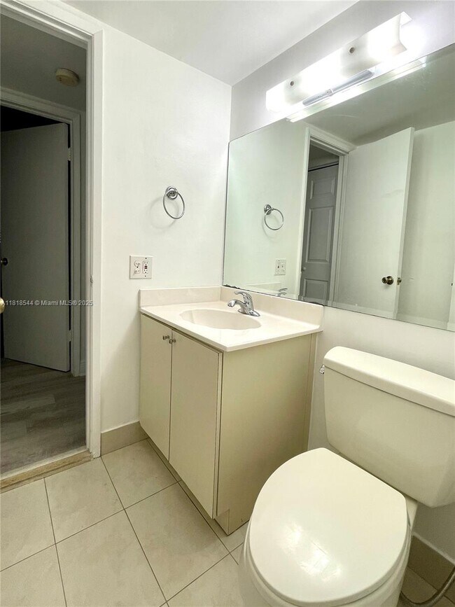 Building Photo - 8875 Fontainebleau Blvd
