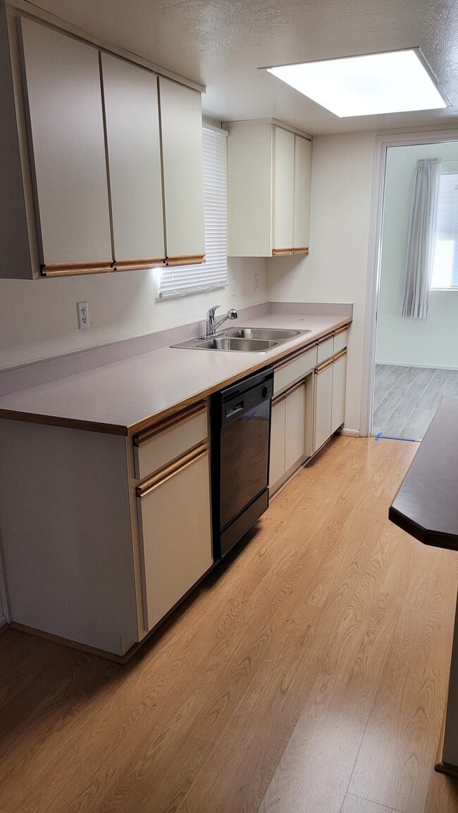 Building Photo - Freshly painted 3/2 house for rent near Cactus and SR51-MM