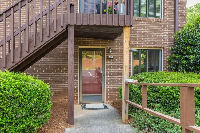Building Photo - Great 2 Bedroom Available End Of July