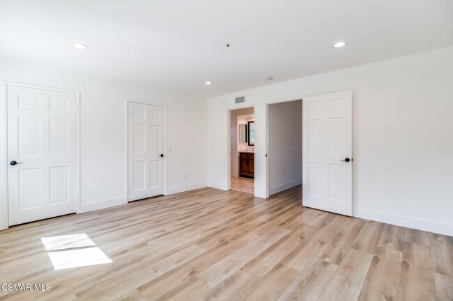 Building Photo - 6823 Castle Peak Dr