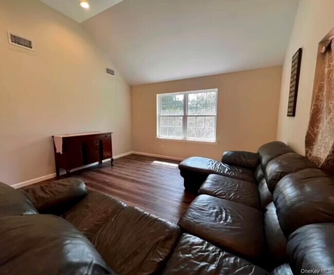 Building Photo - 118 Plains Rd