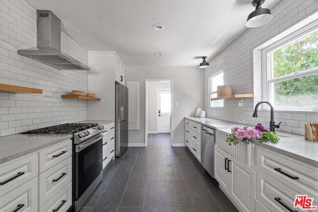 Building Photo - 4824 La Canada Blvd