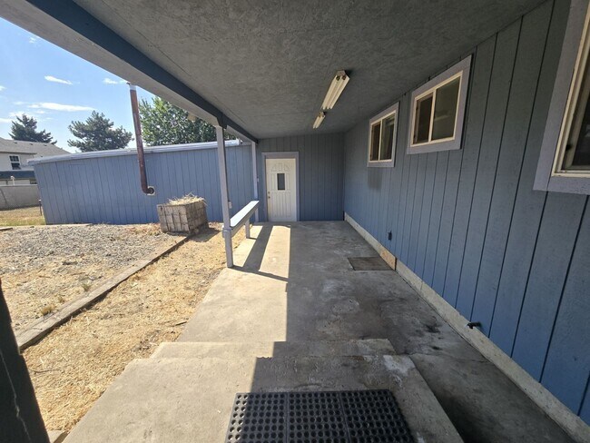 Building Photo - 661 NE Meadow Ave
