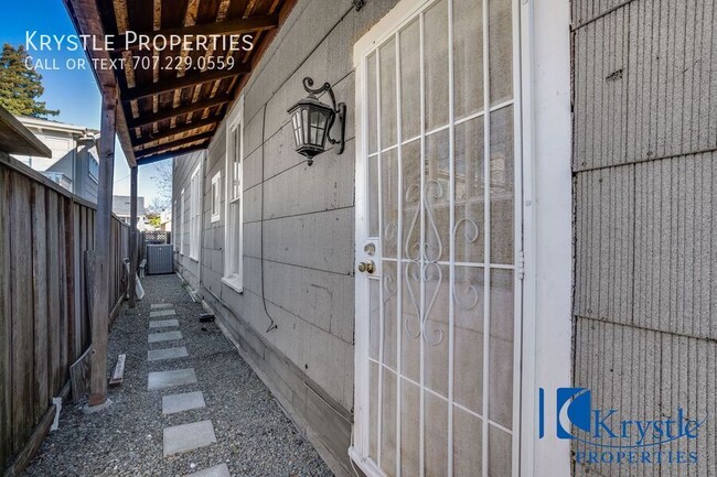 Building Photo - Downtown Benicia Living! Comfortable 1 BD/...