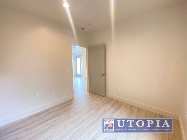 Building Photo - 3Bd/2Ba Townhouse Style Home with Office/Den and Garage- Centrally Located, Easy Commute