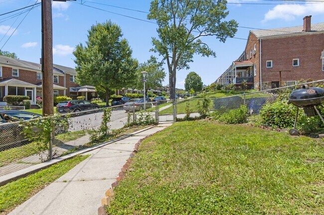 Building Photo - 2600 N Longwood St