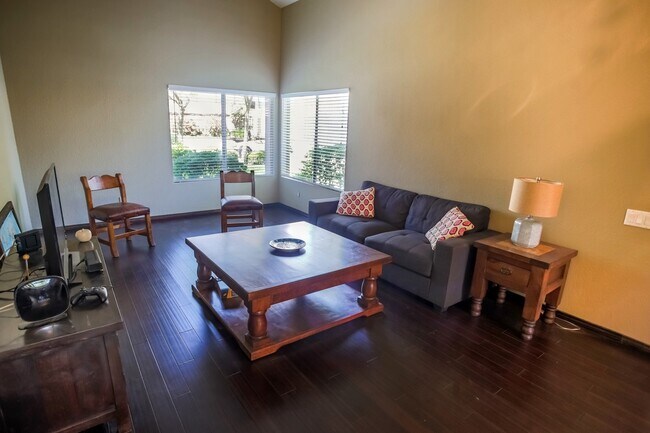 Building Photo - Charming 2-Bedroom Townhome in Vista Fairways of Valencia!