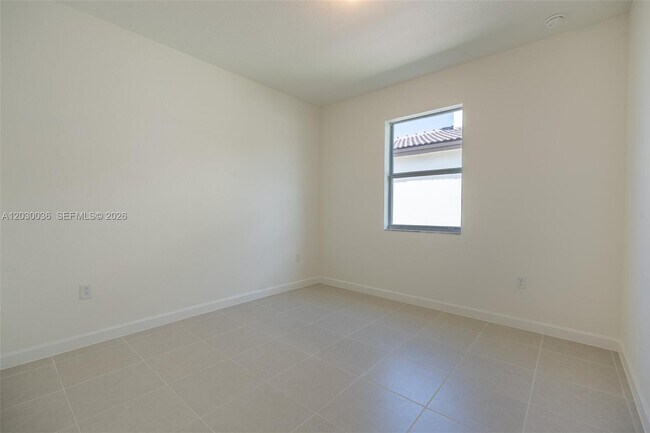 Building Photo - 2485 SE 29th Dr