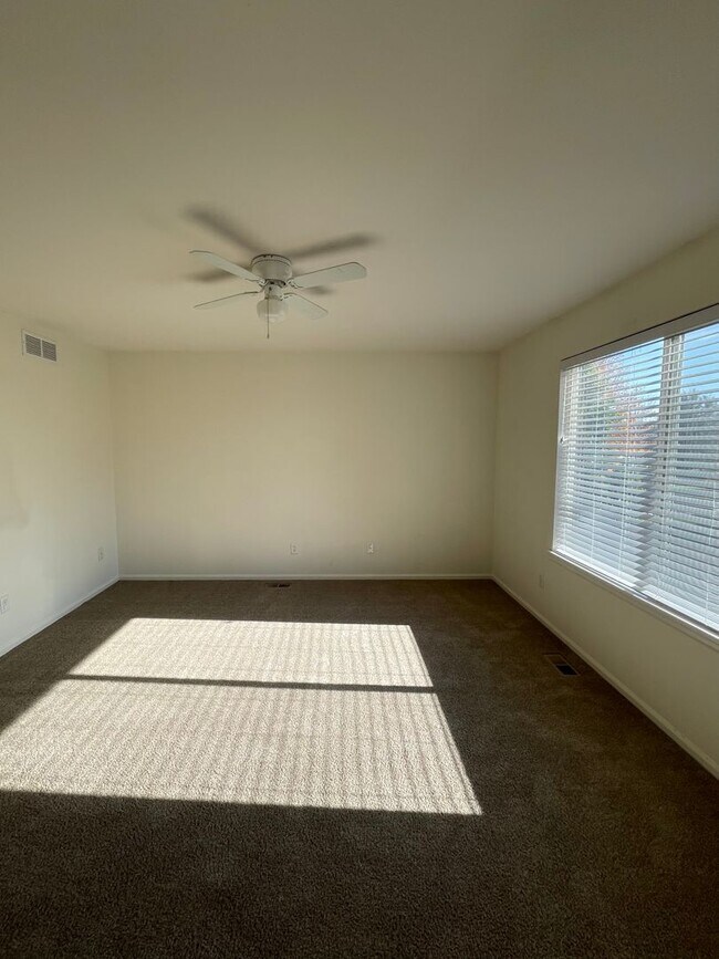 Building Photo - Spacious & Bright 3 Bedroom Home in East L...