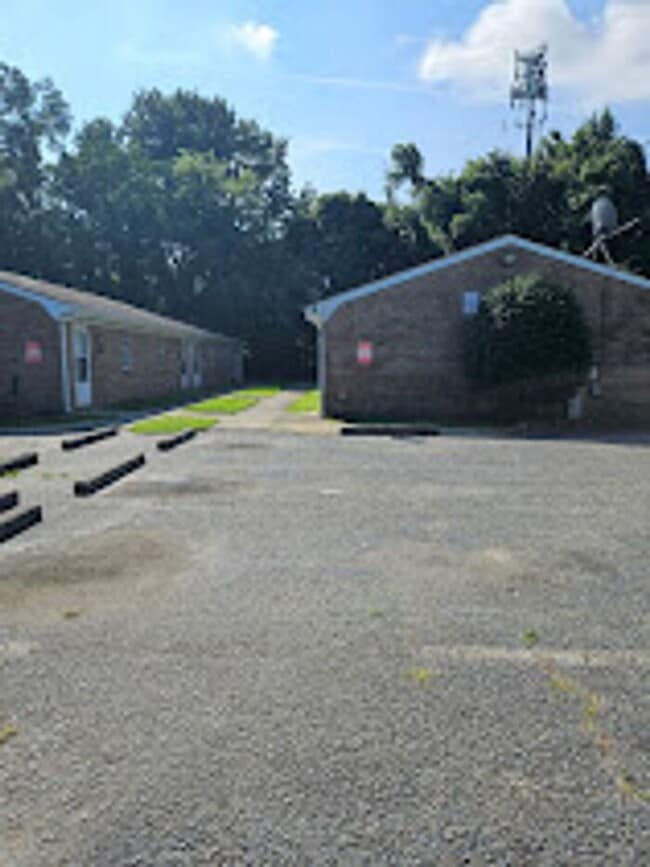 Building Photo - Quiet One Bedroom Apartment off Rodman Ave