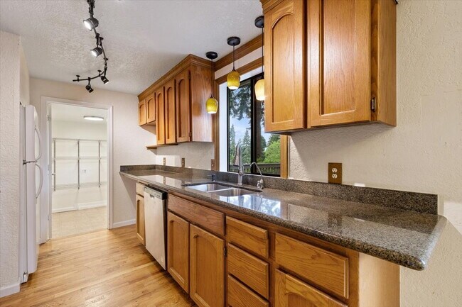 Building Photo - Spacious 3 bed 2.5 bath in Eastgate neighborhood.