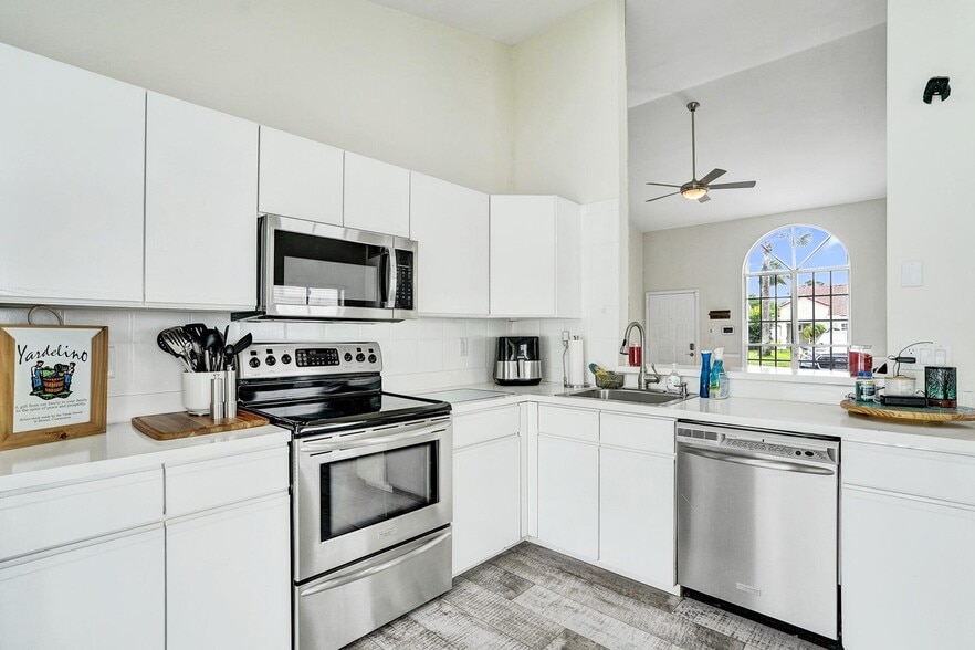 Building Photo - 8467 Dynasty Dr