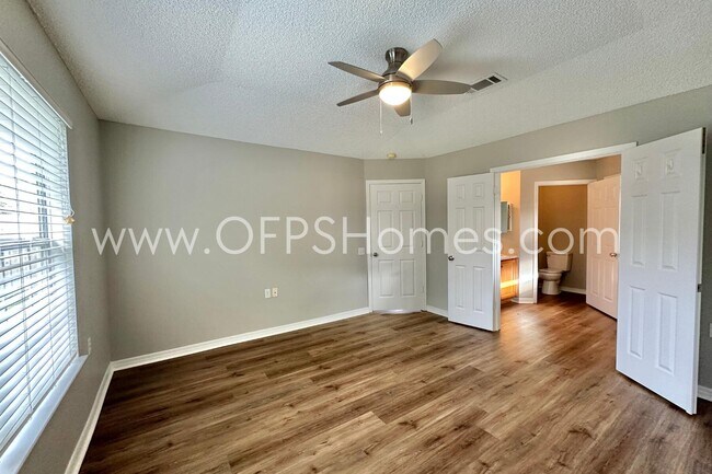 Building Photo - 5593 Shadow Shore Pl