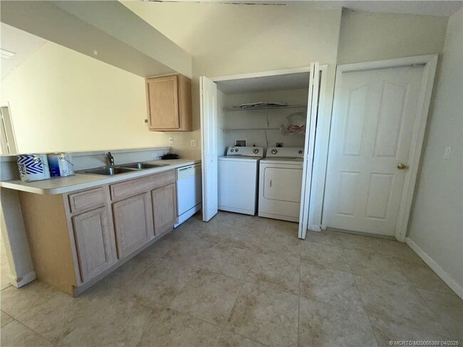 Building Photo - 456 SW Prado Ave