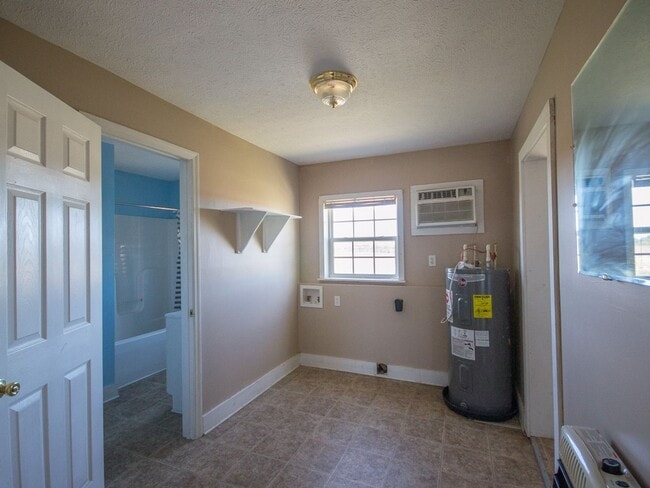 Building Photo - Country Setting Home