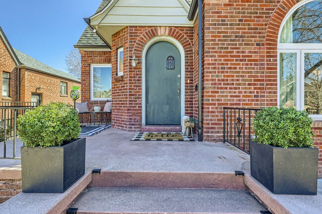 Building Photo - Available NOW! Fully Furnished 4 Bedroom 2 Bath Beautiful Home in Denver!