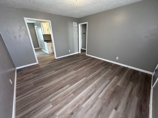 Building Photo - $825 - 2 bed 1 bath - Single Family Home w...