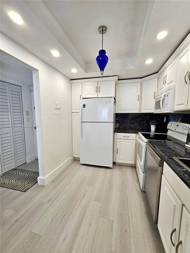 Building Photo - 3731 N Country Club Dr