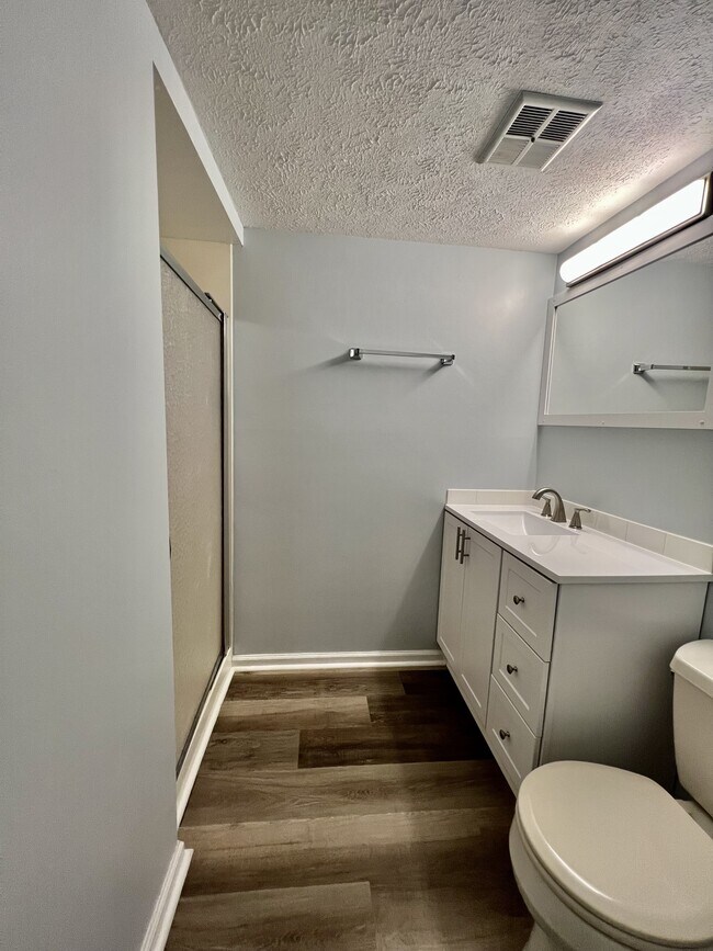 Building Photo - 427 6th Ave W